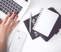 Så skapar du bredd i ditt spelande I en stressig vardag med massa måsten är det ofta fritid och avkoppling som får stryka på foten till förmån för andra mer “väsentliga” göromål. Att värdesätta fritid och lek lika högt som jobb och effektivitet kan dock vara minst lika viktigt för oss ur ett fysiskt men framförallt psykiskt hänseende. Onlinemagasinet bättre hälsa publicerade en artikel för några år sedan med titeln “9 fullt rimliga skäl till varför vuxna borde leka mer”. I artikeln talar man om hur lek frisätter endorfiner-det ämnet i kroppen som till vardags brukar benämnas som må-bra-hormonet. Endorfiner fungerar som motvikt till de negativa effekterna av stresshormonet kortisol varför det paradoxalt nog kan vara i just extra intensiva perioder som du bör avsätta tid till lek. Lekens många fördelar I artikeln nämns även hur lek bidrar till stärkta relationer till medmänniskor och ger det sociala livet en boost. I detta sammanhang kan sällskapsspel nämnas då det stärker tilliten mellan dig och andra deltagare under lekens gång och som frigör endorfiner och oxytocin som är substanser som gör att du känner dig samhörighet och vill bygga relationer till andra. Att ägna sig åt lek gör dig även till en mer kreativ människa eftersom du (såvida du inte är en tävlingsmänniska som hatar att förlora i sällskapsspel till exempel) slipper alla krav på prestation som hör till för de flesta av oss i arbetslivet. I lekens värld är det mesta möjligt och pekpinnar och begränsande regler lyser ofta med sin frånvaro vilket gör det möjligt för dig att tänja på gränserna och uppleva nya perspektiv. Det senare kan du förslagsvis inkorporera även i ditt professionella liv för att finna nya tankebanor och komma på nya idéer. Avslutningsvis hjälper du din hjärna på traven när du exempelvis lägger pussel, står inför ett svårt drag i ett sällskapsspel, ett knepigt ord i ett korsord eller ska slå ett utmanande slag med tennisracketen. Här måste nämligen hjärnan arbeta hårdare och hitta nya strategier vilket över tid gör att hjärnan blir mer motståndskraftig och spänstig, och bättre kan stå emot effekter av åldrande. Vad omfattas då av lek, och vilka aktiviteter måste man ägna sig åt för att åstadkomma allt det vi nämnt? Här är ledordet “fri lek”, fokus ligger enbart på att aktiviteten ska vara fri från måsten och stress. Tips på några klassiska lekaktiviteter för vuxna är rollspel med medeltidstema, schackturneringar, dans eller spelkvällar i goda vänners lag med valfritt sällskapsspel. För gamern är det senare valet tämligen enkelt eftersom vi tenderar till att prioritera de senaste produktsläppen inom våra favoritgenrer men även här kan det vara värt att skapa bredd i lekandet och utmana sätten du engagerar dig i spel- och lek. Vi delar med oss av våra bästa tips längre ned. Bredda repertoaren Såsom vi tidigare nämnt är det inte alltid de senaste produktsläppen inom gamingvärlden motsvarar dina förväntningar. Ibland fastnar vi i spår där vi kanske tenderar att spela en viss typ av spel om och om igen. Istället för att tappa geisten kan det vid sådana tillfällen vara bra att fortsätta spela, bara på ett annat sätt. Efter en tid av långa och intensiva gaming sessioner kan du gå över till mer traditionella spel såsom schack. Det senare har fått sig en rejäl uppsving genom Netflix framgångsrika serie Queen’s Gambit som skildrar schack på ett betydligt mindre mossigt sätt än vad som tidigare gjorts in populärkulturen. Även den klassiska och strategiskt krävande Roulette kan vara ett alternativ - nu inte sällan ett spel som en kan få enkel tillgång till på den myriad av olika online casino alternativ som finns tillgängliga genom bolag som PokerStars Casino. De gemensamma dragen i poker och schack är fler än vad en tror. Mest utmärkande är de psykologiska inslagen som handlar om att hålla huvudet kallt i tuffa situationer och överlista motspelarens drag - något som kommer väl till pass när du sätter dig i gamingstolen igen. Träd in i teaterns värld Ingenstans sätts din förmåga till lek på lika stort prov som på teaterscenen. Här ställs allt på sin spets eftersom du måste lämna ditt normala “jag” och alla måsten bakom dig för att kunna ge dig in i rollen fullt ut och förkroppsliga den väl. Skådespeleri och teater är till skillnad från vad en kanske tror inte bara förunnat professionella aktörer utan även öppet för amatörer. På Kulturama erbjuds exempelvis övergripande terminskurser inom allt från actionteknik för filmskådespelare till hur en agerar framför kameran och vad man ska tänka på inför en audition. Även Folkuniversitetet erbjuder kurser för den som är nyfiken på teater och som bara vill prova på, eller finslipa sina talanger. Slutmålet behöver absolut inte vara att söka in till Scenskolan, snarare att utmana sig själv och våga ge sig in i en okänd värld som kan leda till nya upplevelser och intryck. Kreativt skrivande Spel och lek behöver inte bara komma till uttryck i skoj och stök, även lugnare aktiviteter får även utrymme här. Enligt artikeln vi nämnde tidigare är en av effekterna av lek- och rollspel att nya neurala kopplingar skapas i hjärnan vilket gör att vi kan tänka på ett mer flexibelt sätt. Detta gör i sin tur att vi blir skickligare skribenter, det vill säga bättre på att uttrycka oss och förmedla saker och ting skriftligen. I ljuset av detta kan vi rekommendera att ta upp det kreativa skrivandet som ett led i ditt lekfulla jag. Här är det inte verkshöjden som står i fokus utan att våga ge sig hän. Du kan exempelvis börja skriva på en kort novell inom ett ämne som intresserar dig såsom deckare eller fantasy, eller skriva poesi för hand. Avslutningsvis kanske det finns ett eller fler ämnen som ligger dig extra varmt om hjärtat som du skulle vilja skriva en krönika om.