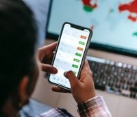 Så kommer du igång med att investeringar! Idag investerar många svenskar i olika former. Det kan vara aktier, kryptovalutor, fonder eller någon annan form av investeringar. Motivationen är olika för olika personer. Vissa vill tjäna en peng, andra satsar på att bli ekonomiskt oberoende, vissa är intresserade av att se hur det fungerar. Om du inte investerar dina sparpengar idag så är det hög tid att börja. Att många svenskar investerar sina sparade pengar i olika former är knappast en nyhet. De senaste åren har intresset för investeringar bland småspararna ökat markant. Vad man investerar i varierar och varför man gör det varierar även det. Klart är i alla fall att intresset är skyhögt. Om man gått i tankar att börja investera så är det definitivt inte för sent, det finns många olika typer av investeringar och alla har sina för och nackdelar. Olika typer En form av investering kallas CFD, contract for difference, som är en form av spekulativ handel, den kan exempelvis göras via Saxo plattform. Men några av de mest populära formerna är också former som funnits ett bra tag. De flesta känner till aktier och hur de funkar och det samma med fonder. Det är fortfarande populära investeringar som är enkla att komma igång med. En annan investeringsform som exploderat de senaste åren är kryptovalutorna som till exempel Bitcoin. Intresset från media har definitivt hjälp till att få igång investeringarna från småspararna, men den är ensam om att ha skapat hypen. Många har hört de historier om de som investerade tidigt och gjorde en fin förtjänst på just Bitcoin. Läget har förändrats men det är fortfarande möjligt att tjäna en hacka på det. Sparpengar Många gör så att de investerar sina sparpengar varje månad. Man har insett att de inte genererar någon avkastning att tala om när de ligger på ett sparkonto. Samtidigt så vet man att om man investerar rätt så har man möjlighet at få sina pengar att växa. Sparpengarna kan komma från lönen, från någon bisyssla eller så kan det handla om födelsedagspengar eller att man sålt något på nätet. Det spelar ingen roll vart pengarna kommer ifrån, så länge de går till något gott ändamål. Samtidigt ska man vara medveten om att det alltid är någon form av risk när man investerar sina pengar. Det finns inga investeringar som är helt riskfria. Man måste väga risk mot eventuell förtjänst varje gång man investerar.