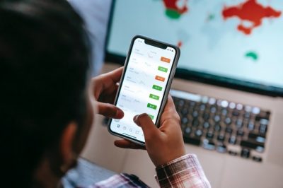 Så kommer du igång med att investeringar! Idag investerar många svenskar i olika former. Det kan vara aktier, kryptovalutor, fonder eller någon annan form av investeringar. Motivationen är olika för olika personer. Vissa vill tjäna en peng, andra satsar på att bli ekonomiskt oberoende, vissa är intresserade av att se hur det fungerar. Om du inte investerar dina sparpengar idag så är det hög tid att börja. Att många svenskar investerar sina sparade pengar i olika former är knappast en nyhet. De senaste åren har intresset för investeringar bland småspararna ökat markant. Vad man investerar i varierar och varför man gör det varierar även det. Klart är i alla fall att intresset är skyhögt. Om man gått i tankar att börja investera så är det definitivt inte för sent, det finns många olika typer av investeringar och alla har sina för och nackdelar. Olika typer En form av investering kallas CFD, contract for difference, som är en form av spekulativ handel, den kan exempelvis göras via Saxo plattform. Men några av de mest populära formerna är också former som funnits ett bra tag. De flesta känner till aktier och hur de funkar och det samma med fonder. Det är fortfarande populära investeringar som är enkla att komma igång med. En annan investeringsform som exploderat de senaste åren är kryptovalutorna som till exempel Bitcoin. Intresset från media har definitivt hjälp till att få igång investeringarna från småspararna, men den är ensam om att ha skapat hypen. Många har hört de historier om de som investerade tidigt och gjorde en fin förtjänst på just Bitcoin. Läget har förändrats men det är fortfarande möjligt att tjäna en hacka på det. Sparpengar Många gör så att de investerar sina sparpengar varje månad. Man har insett att de inte genererar någon avkastning att tala om när de ligger på ett sparkonto. Samtidigt så vet man att om man investerar rätt så har man möjlighet at få sina pengar att växa. Sparpengarna kan komma från lönen, från någon bisyssla eller så kan det handla om födelsedagspengar eller att man sålt något på nätet. Det spelar ingen roll vart pengarna kommer ifrån, så länge de går till något gott ändamål. Samtidigt ska man vara medveten om att det alltid är någon form av risk när man investerar sina pengar. Det finns inga investeringar som är helt riskfria. Man måste väga risk mot eventuell förtjänst varje gång man investerar.