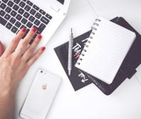 Intresserad av att testa någonting nytt på din personliga blogg? Börja blogga om privatekonomi Privatekonomi och investeringar är ett otroligt populärt samtalsämne bland svenskar idag. Fler och fler börjar syssla med investeringar och allt fler börjar få ett verkligt intresse kring privatekonomi och hur man ska tänka kring sina pengar. Genom att utnyttja detta kan du ta din blogg till nästa nivå och locka fler läsare. Detta är säkert någonting som du har märkt av. Bloggare som skriver mycket om aktier och fondsparande har stora läsarskaror online. Genom att skriva olika inlägg där du pratar om sparande och privatekonomi på ett personligt sätt så kan du anknyta till lyssnarna med din egen unika röst, såväl som genom ett ämne som många finner högintressant. Vi har listat några av bra ämnen som du kan använda dig utav för att sedan spinna vidare på. En bra tumregel att ta med sig är att du vill informera, samtidigt som du delar med dig av dina egna erfarenheter och åsikter. Självklart är det dumt att ge praktiska tips om du inte har en relevant utbildning, men att beskriva hur ränta fungerar i praktiken, vad ett snabb lån är eller hur du gjorde för att börja månadsspara i fonder är ett bra mellanläge. Skriv ett inlägg där du går igenom lån Beroende på vad du har för läsarskara så kan lån vara högintressant. Tala om skillnaden mellan exempelvis ett snabbt lån och ett bolån. Här kan du exempelvis prata om hur du gjorde när du tog ett lån, hur det fungerade för dig och vad det hjälpte dig att finansiera. Akta dig för att bli allt för faktatung utan håll det lätt och ledigt samtidigt som du pratar om dina egna upplevelser. Ett förslag på en artikel kan då vara hur du tog ett snabbt lån, eller hur det gick till när du tecknade ett bolån. Prata om investeringar Även investeringar är något som är ett hett ämne online just nu. Genom att prata om hur man kan börja månadsspara i fonder och aktier så kan du ge dina läsare en bra grund att stå på. Akta dig dock för att rekommendera några specifika aktier eller fonder, utan ge istället saklig information om hur det fungerar. Här finns det väldigt mycket information att hitta online som du sedan kan omvandla för att passa din plattform och läsarskara. Blogga om smarta sätt att spara pengar Om du inte är intresserad av att skriva om faktiska ekonomiska saker så kan ett annat bra tips vara inlägg på hur man kan spara pengar i vardagen. Det kan handla om hur man lagar goda matlådor, eller hur du själv gör för att spara pengar. Om du då sedan binder ihop detta med månadssparande i fonder så har du konkreta tips och fakta på hur man kan göra för att förbättra sin privatekonomi. Även här är det väldigt viktigt att du låter din egen röst skina igenom. Här får du låta kreativiteten flöda och hitta sätt att skriva om relevanta saker på ditt eget sätt.